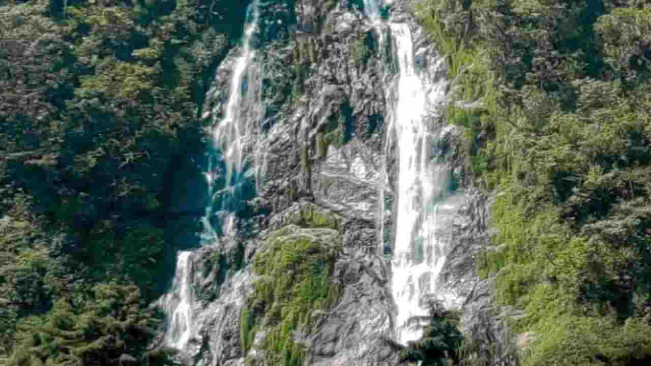 Air Terjun Sikarim di lereng Gunung Sumbing